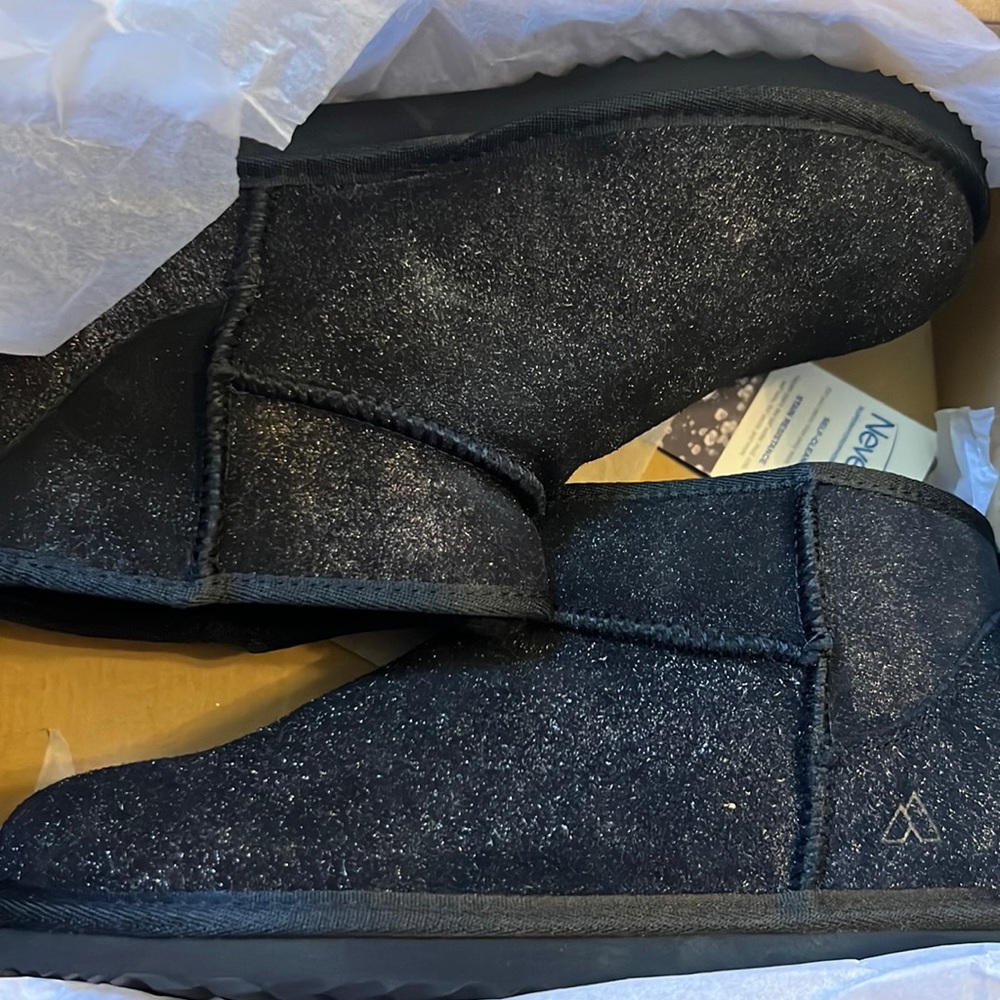 New never worn, size 7 in kids ,black